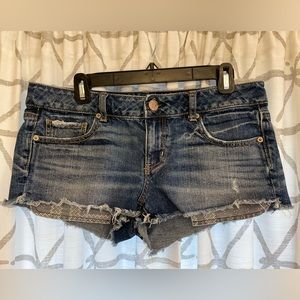 American Eagle low rise frayed hem shorts size 8, no stretch EUC